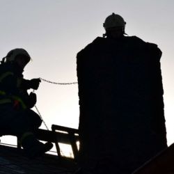 Začala topná sezona, hasiči radí, jak předejít požárům sazí v komínech