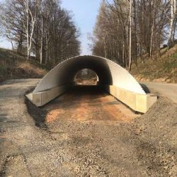 Zákaz vstupu na probíhající stavbu přemostění cyklostezky Cheb - Waldsassen