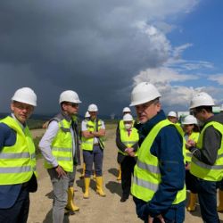 Zástupci kraje a měst si prohlédli vznikající areál BMW na Sokolovsku