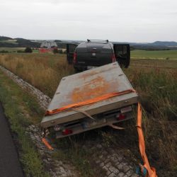 Žlutice: Mikrospánek - s přívěsem narazil do svodidel, vozidlo skončilo mimo komunikaci