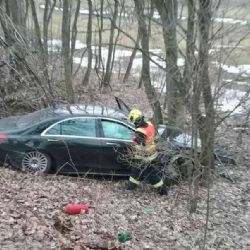 Žlutice: Osobní vozidlo skončilo mimo vozovku