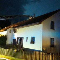 ŽLutice: U požáru střechy domu zasahovalo pět jednotek hasičů