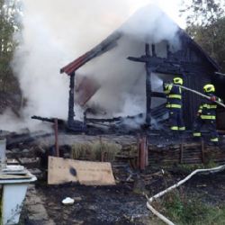 Žlutice: Hasiči likvidovali požár chaty