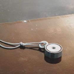 Magnet fishing: Jak silným magnetem hledat poklady