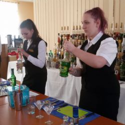 Číšníci a servírky si užívají BARMANSKÝ KURZ s profesionálem