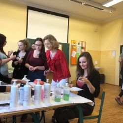 Dnes se konal v naší škole již třetí VELETRH POD STŘECHOU - Školní veletrh cvičných firem