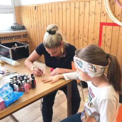 Kosmetičky byly v základní škole 