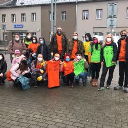 Žáci a učitelé dobrovolníky při čištění řeky Ohři