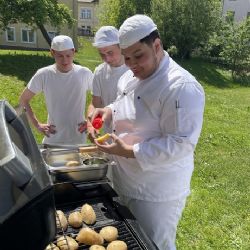 Žáci při výuce grilovali :-)