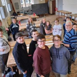 Žáci základní školy si zkouší truhlařinu