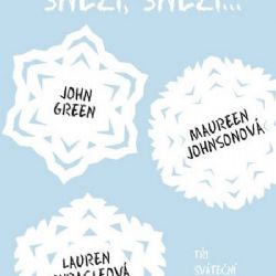 Žákyně představuje knížku ze školní knihovny - Sněží, sněží od Johna Greena