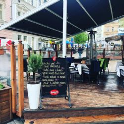 Bezbariérová restaurace v centru Karlových Varů? To je restaurace Parlament