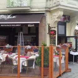 Osvěžte se v horkých letních dnech na venkovní terase v restauraci Parlament přímo v centru Karlových Varů