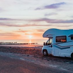 Pořiďte si svůj vlastní domov na kolečkách a splňte si své cestovatelské touhy pomocí webu OBYTŇÁKYPLZEŇ.CZ!