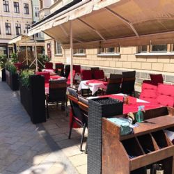 Příjemné posezení na zahrádce s lahodně vychlazeným pivem v Karlových Varech? Zastavte se v restauraci Charleston