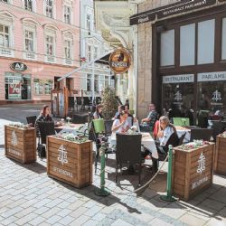 Zavedená restaurace Parlament v centru Karlových Varů vás zaujme svou pohodovou atmosférou a skvělým jídlem!